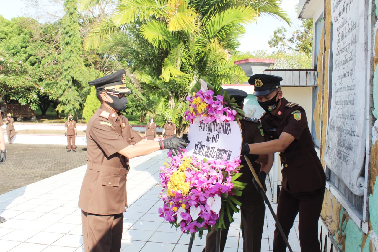 Berziarah ke TMP Kairagi, Kajati : Kita Harus Semakin Maju, Terus Bergerak dan Berkarya